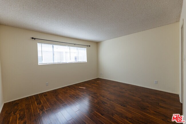 Building Photo - 5330 Zelzah Ave