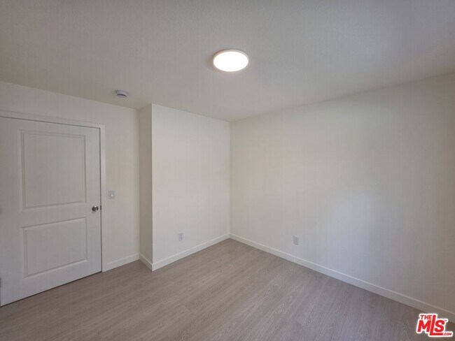 Building Photo - 912 N Ridgewood Pl