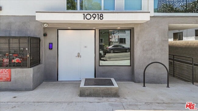 Building Photo - 10918 Camarillo St