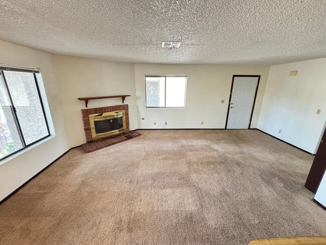 Building Photo - Cozy 2Bed/2Bath- 2 Story Condo w/ Beautifu...