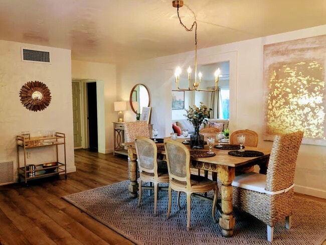 Building Photo - A true Tucson style home near the University of Arizona main campus! Must See!