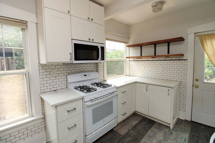 Building Photo - 1415 NE 74th Ave