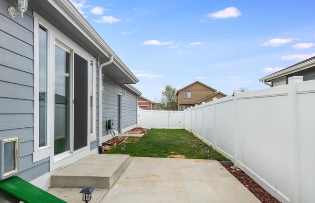 Building Photo - *FIRST MONTHS RENT FREE* 3 BED, 2 BATH MOD...