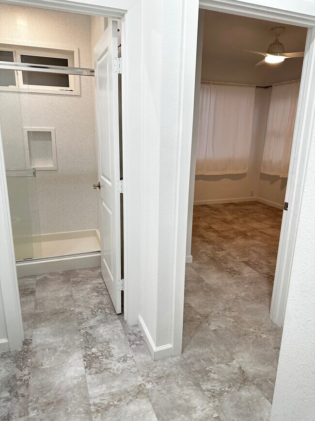 Building Photo - 723 University Ave