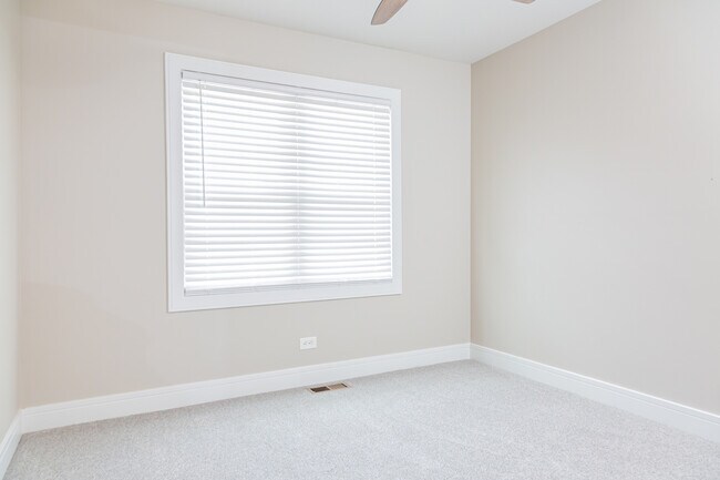 Building Photo - 825 Pheasant Walk Dr