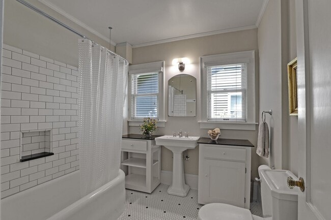 Building Photo - Updated 1926 4-bdrm/3-bath Sellwood bungal...