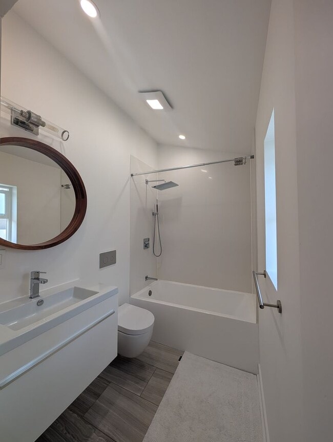 Building Photo - Beautifully Renovated 2 Bedroom in Oceanside!