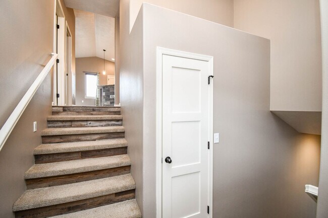 Building Photo - 5 Bedroom 3 Bathroom Single Family Home North Sioux Falls!