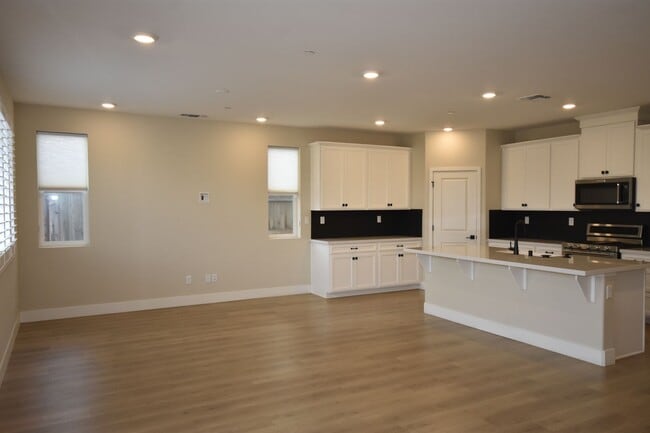 Building Photo - 140 Tortosa Ct