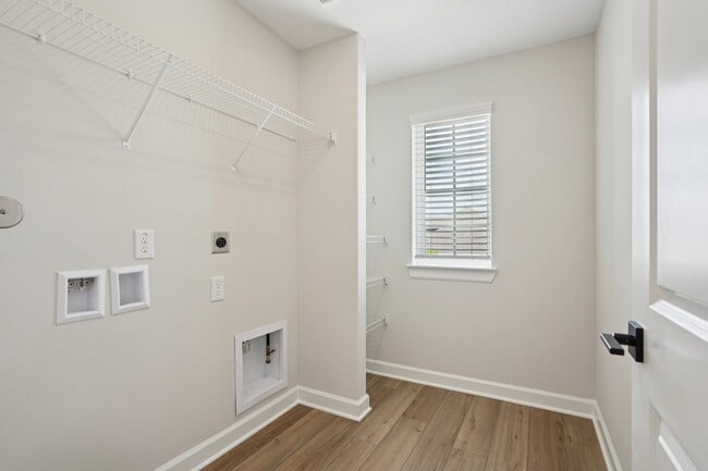 Building Photo - 1006 Whispering Winds Dr