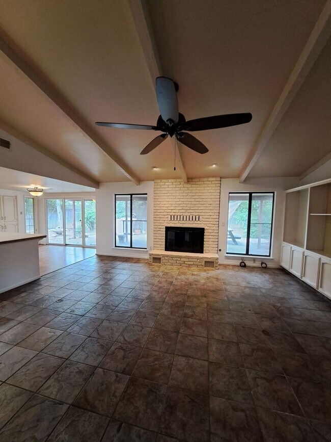 Building Photo - MOVE IN SPECIAL: Half OFF the 1st Month's ...