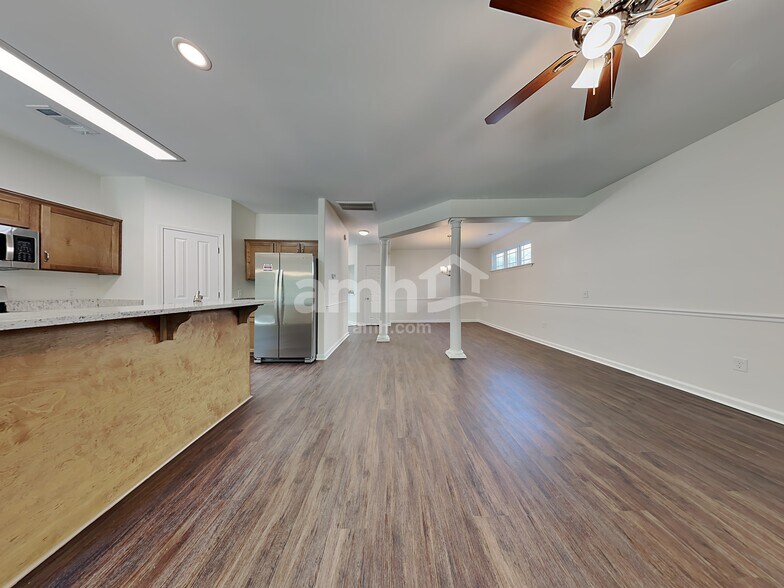 Building Photo - 70 Summer Hill Way