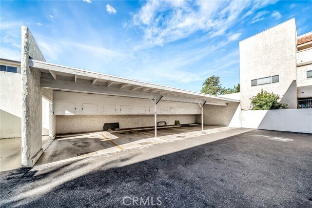 Building Photo - 5315 Zelzah Ave