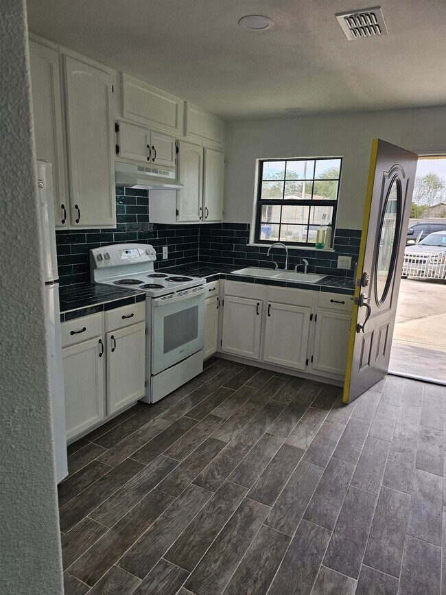 Building Photo - 4933 Franzetta St