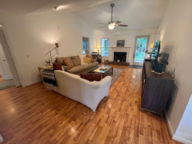 Building Photo - Beautiful Donelson Cottage With Private Fenced Yard