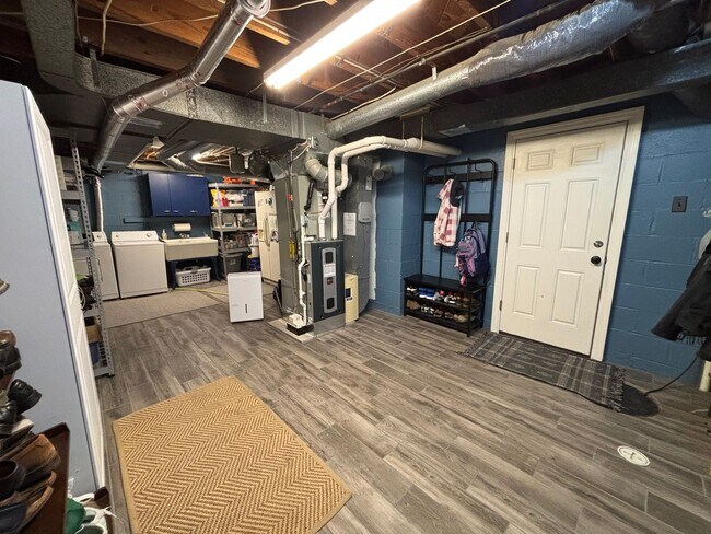 Building Photo - Beautiful 4 Bedroom Home In Mt. Lebanon!