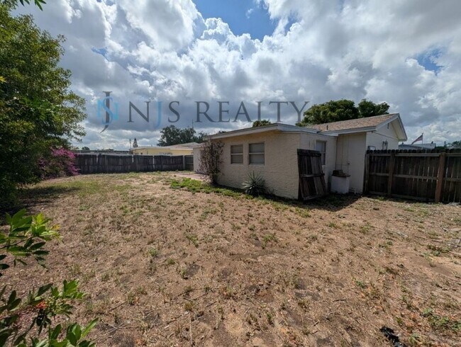 Building Photo - 3/1 over 1000sf home with New flooring, FRESH paint, open floorplan!!