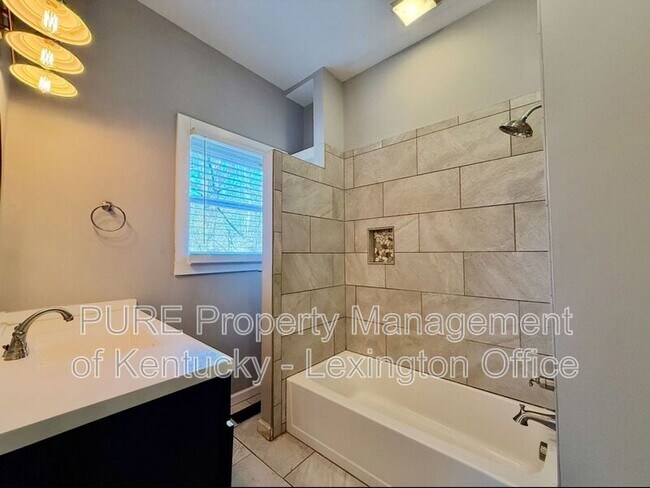 Building Photo - 611 N Broadway