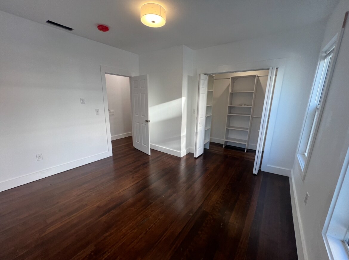 Building Photo - 10 Stark St