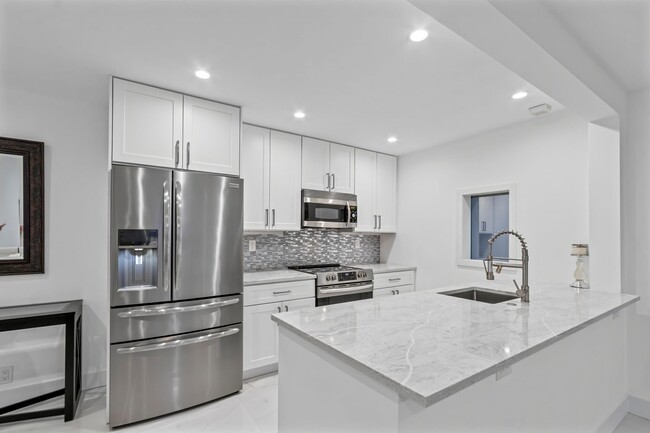 Building Photo - 1198 Hillsboro Mile