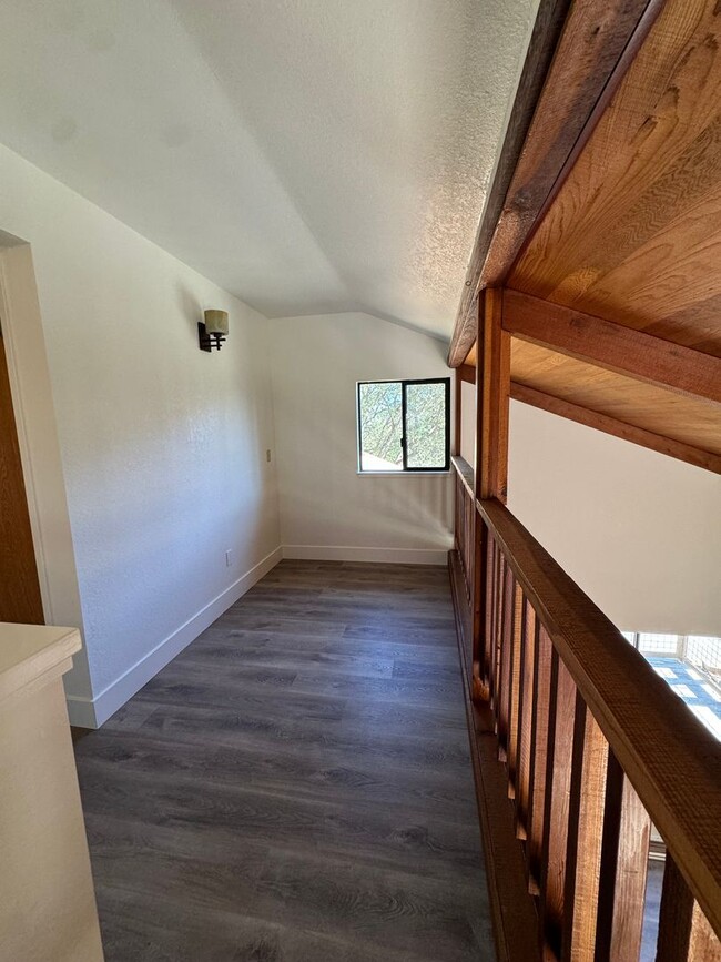 Building Photo - Lake of the pines GOLF COURSE charmer! New counters, new floor, new paint! Wonderful home!