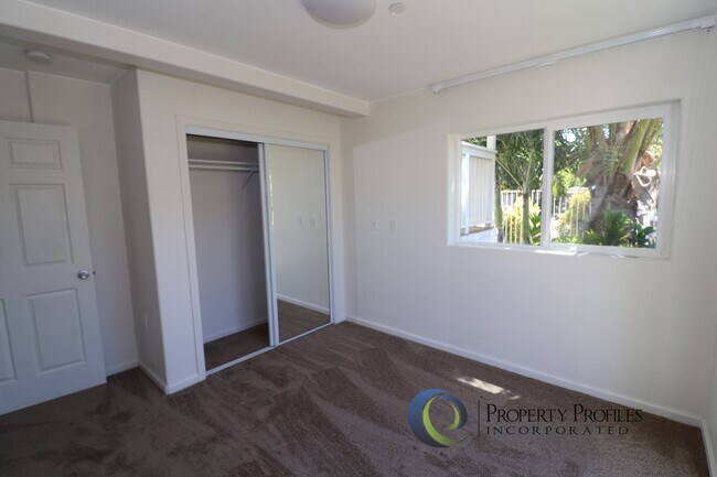 Building Photo - 2 Bedroom / 1 bath Ground Floor Kapahulu Apartment - Available Now!