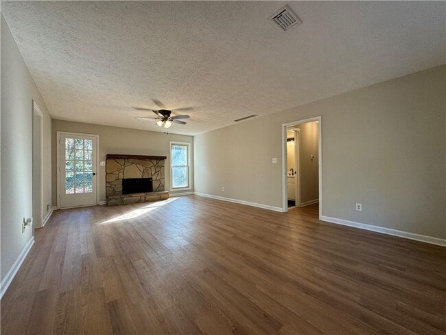 Building Photo - 2020 Kemp Rd NE