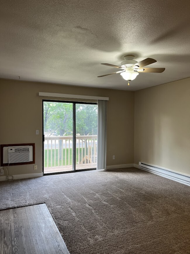 Building Photo - 806 Stone Mountain Dr