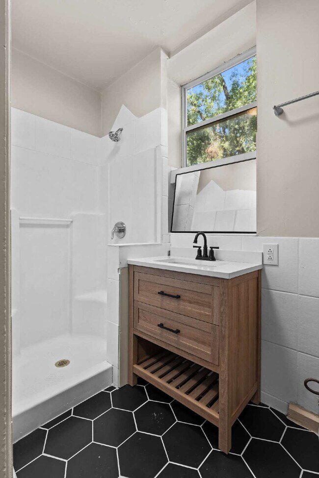 Building Photo - For Rent: Spacious 4 Bedroom Home in South...