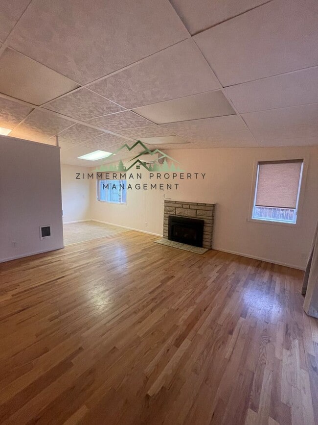 Building Photo - Quiet Friendly Street Neighborhood 3bd/1ba House