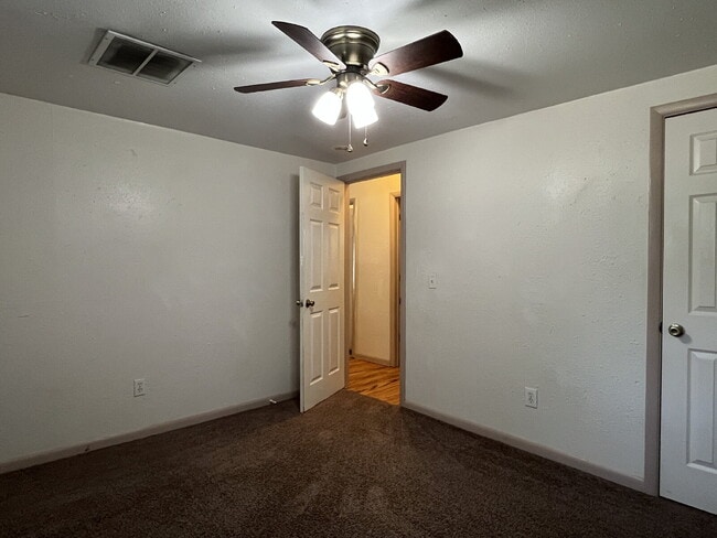 Building Photo - 3 Bedroom House for Lease!!