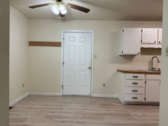 Building Photo - House For Lease