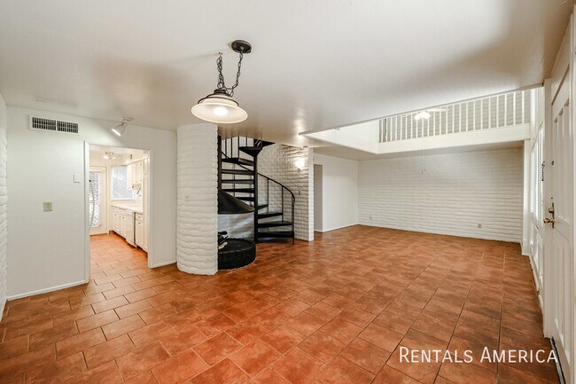 Building Photo - 4824 N Woodmere Fairway