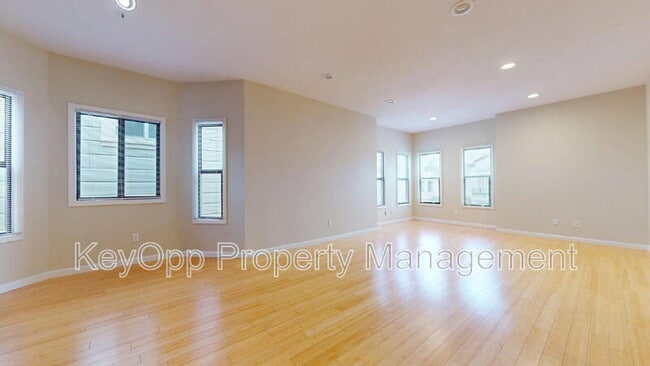 Building Photo - 806 35th Ave