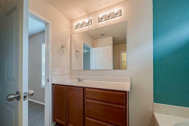Building Photo - 5822 Camelia Evergreen Ln