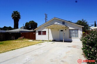 Building Photo - Cozy 2BD/1BA Home in Bakersfield's 93308 — Trash Included, Driveway & No Pets!
