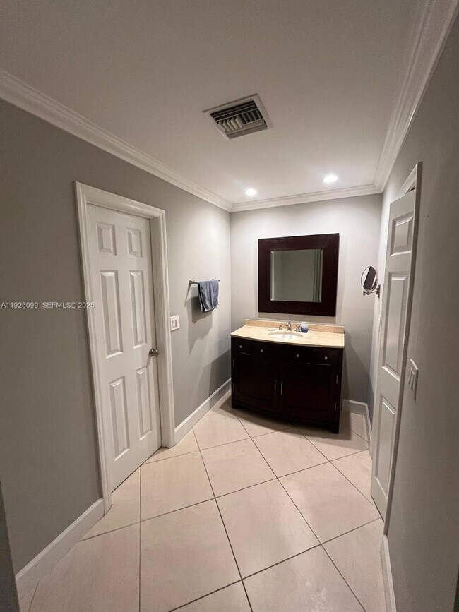 Building Photo - 16233 Laurel Dr