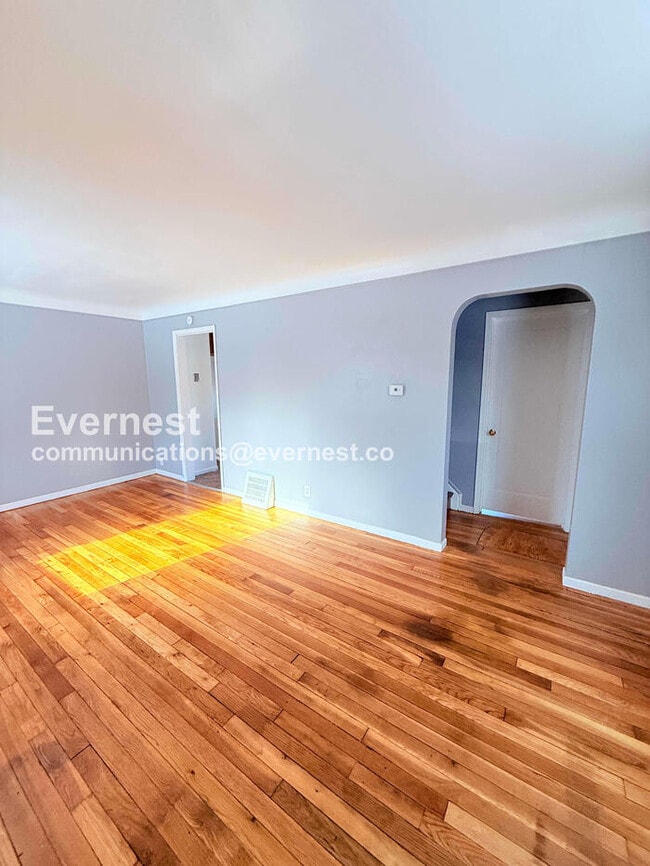 Building Photo - 2 Bed/1 Bath Home with Laundry Hookups / Pet-Friendly / Vouchers Accepted / Available Now!