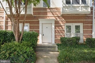 Building Photo - This townhouse style condo is located across the street from the Vienna Metro Station (Orange Line).