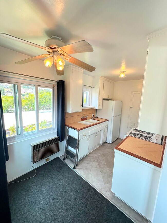 Building Photo - Corner 1 Bedroom Apartment in Los Feliz!