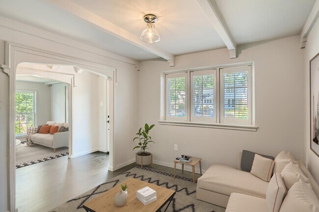 Building Photo - Impressive Cochran Heights home with outdo...