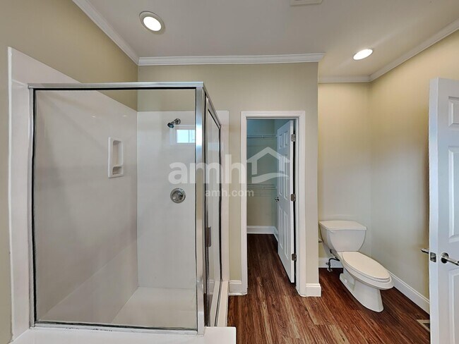 Building Photo - 2404 Adelaide Dr