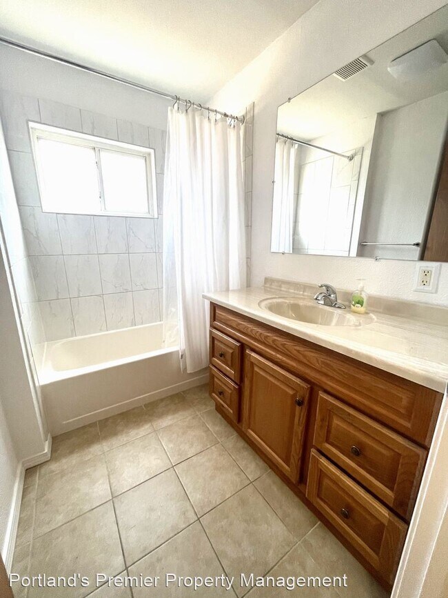 Building Photo - 4 br, 1 bath House - 9312 E Burnside Street