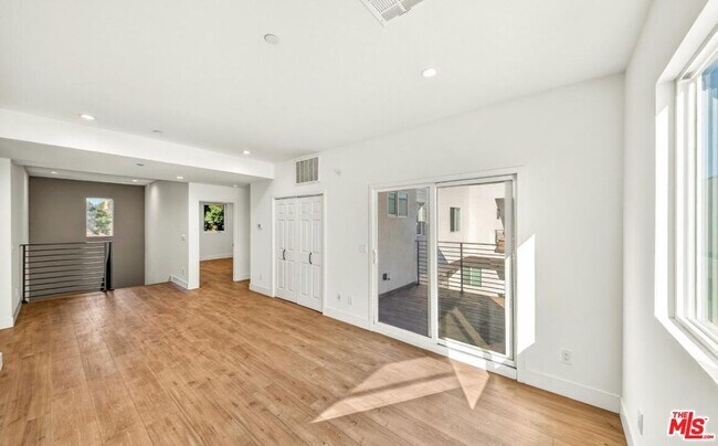 Building Photo - 5641 Riverton Ave