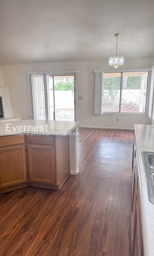 Building Photo - 4 Bed/2 Bath Home with Private Pool & 3-Car Garage / Vouchers Accepted / Available Now!