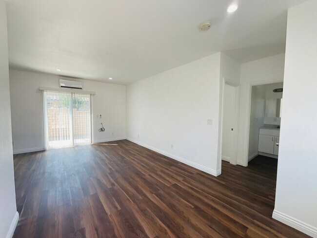 Building Photo - 1057 Circle City Dr