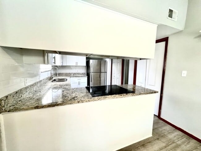 Building Photo - MOVE IN NOW! 4x3 Screened in pool home!!! ...