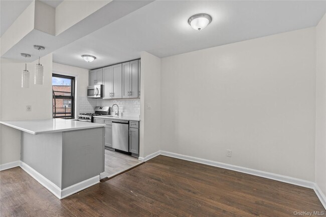 Building Photo - 33 William St