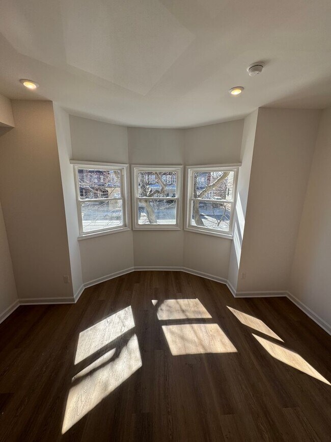 Building Photo - Newly Renovated 2-Bedroom Apartment in East Parkside! Available mid-July!