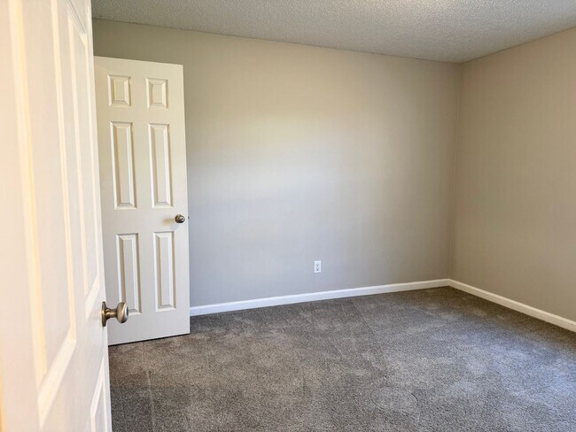 Building Photo - Nicely Updated Home MOVE IN READY!